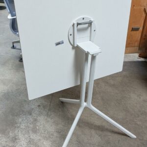 Table basculante design Patrick Norguet modèle Poule édition Kristalia, plateau carré en bois, piètement en métal blanc. 75 x 70 x 70 cm. Localisation : 8 rue de la Fossé aux Leux 91700 Ste Geneviève des Bois (actuellement Marcoussis) – Image 2