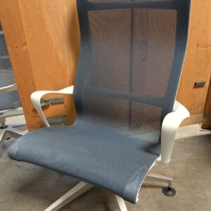 Fauteuil bas pivotant de marque Hermann Miller modèle Setu en résille bleue, pietemenet sur patins. 105 x 67 x 60 cm. 2 unités. Vendu à l'unité avec faculté de réunion. Localisation : 8 rue de la Fossé aux Leux 91700 Ste Geneviève des Bois (actuellement Marcoussis)