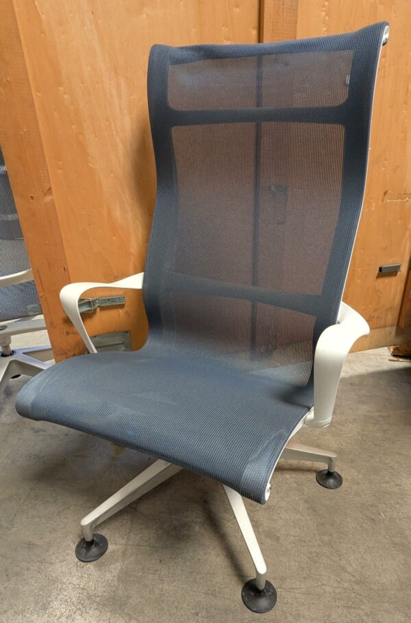 Fauteuil bas pivotant de marque Hermann Miller modèle Setu en résille bleue, pietemenet sur patins. 105 x 67 x 60 cm. 2 unités. Vendu à l'unité avec faculté de réunion. Localisation : 8 rue de la Fossé aux Leux 91700 Ste Geneviève des Bois (actuellement Marcoussis)