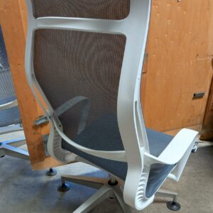 Fauteuil bas pivotant de marque Hermann Miller modèle Setu en résille bleue, pietemenet sur patins. 105 x 67 x 60 cm. 2 unités. Vendu à l'unité avec faculté de réunion. Localisation : 8 rue de la Fossé aux Leux 91700 Ste Geneviève des Bois (actuellement Marcoussis) – Image 2