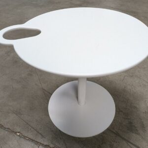 Table d'appoint design Satyendra Pakhale modèle Grip édition Offecct, plateau en bois, piètement en acier laqué blanc. 45 x 47 cm. Localisation : 8 rue de la Fossé aux Leux 91700 Ste Geneviève des Bois (actuellement Marcoussis)