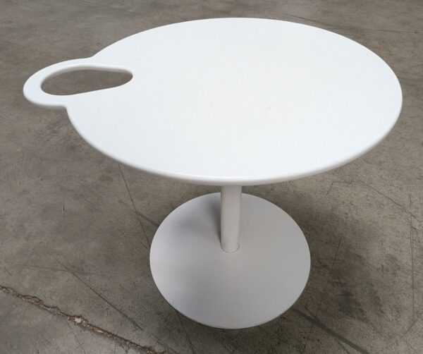 Table d'appoint design Satyendra Pakhale modèle Grip édition Offecct, plateau en bois, piètement en acier laqué blanc. 45 x 47 cm. Localisation : 8 rue de la Fossé aux Leux 91700 Ste Geneviève des Bois (actuellement Marcoussis)