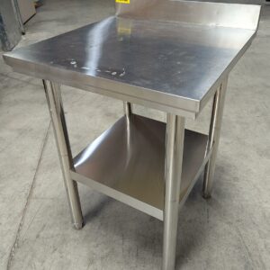 Table de préparation adossée en inox alimentaire. 90 x 60 x 60 cm. Localisation : 8 rue de la Fossé aux Leux 91700 Ste Geneviève des Bois (actuellement Marcoussis)