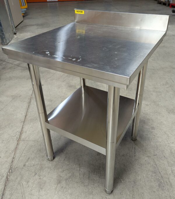 Table de préparation adossée en inox alimentaire. 90 x 60 x 60 cm. Localisation : 8 rue de la Fossé aux Leux 91700 Ste Geneviève des Bois (actuellement Marcoussis)