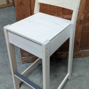Chaise haute en bois, avec système de connection sous l'assise, perforation sur l'assise. 100 x 35 x 40 cm. 3 unités. Vendu à l'unité avec faculté de réunion. Localisation : 8 rue de la Fossé aux Leux 91700 Ste Geneviève des Bois (actuellement Marcoussis)