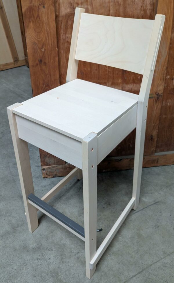 Chaise haute en bois, avec système de connection sous l'assise, perforation sur l'assise. 100 x 35 x 40 cm. 3 unités. Vendu à l'unité avec faculté de réunion. Localisation : 8 rue de la Fossé aux Leux 91700 Ste Geneviève des Bois (actuellement Marcoussis)