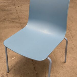 Chaise de marque Naughtone modèle Polly, coque en polypropylene, piètement en acier laqué bleu. 80 x 50 x 53 cm. 2 unités. Vendu à l'unité avec faculté de réunion. Localisation : 8 rue de la Fossé aux Leux 91700 Ste Geneviève des Bois (actuellement Marcoussis)