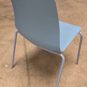 Chaise de marque Naughtone modèle Polly, coque en polypropylene, piètement en acier laqué bleu. 80 x 50 x 53 cm. 2 unités. Vendu à l'unité avec faculté de réunion. Localisation : 8 rue de la Fossé aux Leux 91700 Ste Geneviève des Bois (actuellement Marcoussis) – Image 2