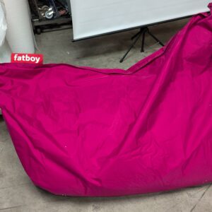 Pouf en nylon de marque Fatboy de couleur fuschia. 180 x 140 cm. Localisation : 8 rue de la Fossé aux Leux 91700 Ste Geneviève des Bois (actuellement Marcoussis)