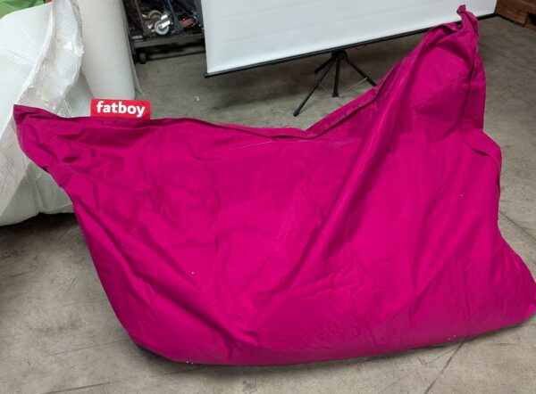 Pouf en nylon de marque Fatboy de couleur fuschia. 180 x 140 cm. Localisation : 8 rue de la Fossé aux Leux 91700 Ste Geneviève des Bois (actuellement Marcoussis)