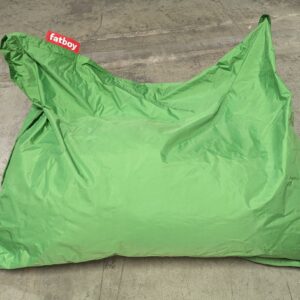 Pouf en nylon de marque Fatboy de couleur vert. 180 x 140 cm. Localisation : 8 rue de la Fossé aux Leux 91700 Ste Geneviève des Bois (actuellement Marcoussis)