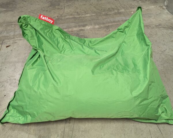 Pouf en nylon de marque Fatboy de couleur vert. 180 x 140 cm. Localisation : 8 rue de la Fossé aux Leux 91700 Ste Geneviève des Bois (actuellement Marcoussis)