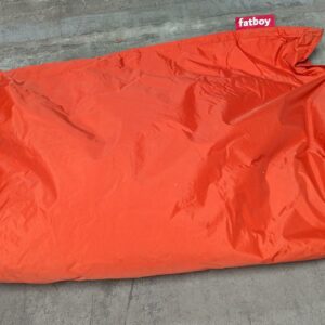 Pouf en nylon de marque Fatboy de couleur orange. 180 x 140 cm. Localisation : 8 rue de la Fossé aux Leux 91700 Ste Geneviève des Bois (actuellement Marcoussis)