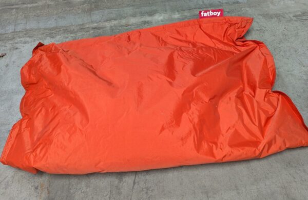 Pouf en nylon de marque Fatboy de couleur orange. 180 x 140 cm. Localisation : 8 rue de la Fossé aux Leux 91700 Ste Geneviève des Bois (actuellement Marcoussis)