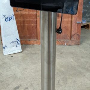 Support de marque Ergotron avec tablette Idisplay. Hauteur 130 cm. Localisation : 8 rue de la Fossé aux Leux 91700 Ste Geneviève des Bois (actuellement Marcoussis)