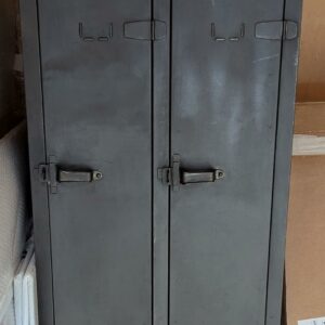 Vestiaire double metallique de style industriel. 150 x 63 x 50 cm. Localisation : 8 rue de la Fossé aux Leux 91700 Ste Geneviève des Bois (actuellement Marcoussis)