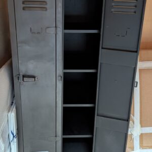 Vestiaire double metallique de style industriel. 150 x 63 x 50 cm. Localisation : 8 rue de la Fossé aux Leux 91700 Ste Geneviève des Bois (actuellement Marcoussis) – Image 2