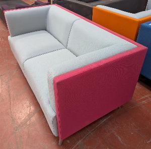 Canapé de marque Connection recouvert de tissu bicolore bleu clair et fuschia, 4 pieds en acier chromé. 76 x 162 x 77 cm.  Localisation : 8 rue de la Fossé aux Leux 91700 Ste Geneviève des Bois (actuellement Marcoussis)