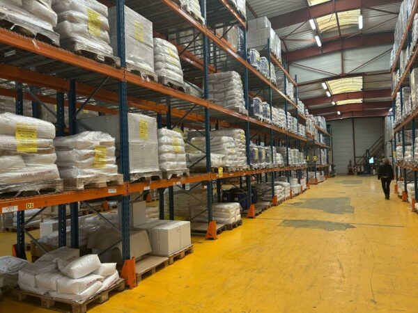 Rack à palettes, 200 mètres linéaires, hauteur 6 mètres  3300 kg par niveau maximum.
