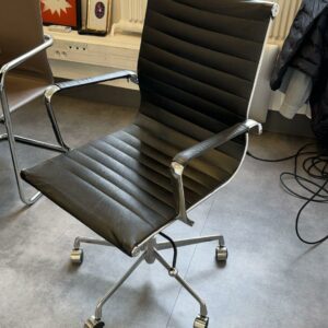 Fauteuil de bureau pivotant ajustable, structure en métal, assise et dossier en cuir noir, piètement en étoile à 5 branches sur roulettes, 7 unités. Vendu à l'unité avec faculté de réunion. Localisation : 54 avenue Philippe Auguste 75011 Paris