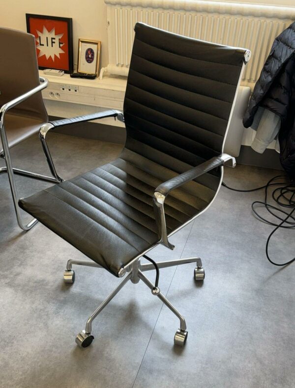 Fauteuil de bureau pivotant ajustable, structure en métal, assise et dossier en cuir noir, piètement en étoile à 5 branches sur roulettes, 7 unités. Vendu à l'unité avec faculté de réunion. Localisation : 54 avenue Philippe Auguste 75011 Paris