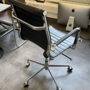 Fauteuil de bureau pivotant ajustable, structure en métal, assise et dossier en cuir noir, piètement en étoile à 5 branches sur roulettes, 7 unités. Vendu à l'unité avec faculté de réunion. Localisation : 54 avenue Philippe Auguste 75011 Paris – Image 2