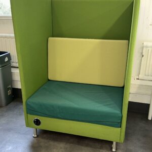 Fauteuil acoustique connecté de marque Dauphin modèle Atelier, parois en tissu vert pomme, coussin de dossier amovible kaki, coussin d’assise vert prussien, pieds chromés. Bloc prises en façade basse (à gauche ou à droite) comprenant une prise de courant, une prise USB et une prise RJ45.  138 x 96 x 80 cm. Localisation : 54 Avenue Philippe Auguste 75011 Paris