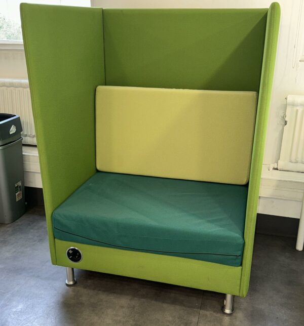 Fauteuil acoustique connecté de marque Dauphin modèle Atelier, parois en tissu vert pomme, coussin de dossier amovible kaki, coussin d’assise vert prussien, pieds chromés. Bloc prises en façade basse (à gauche ou à droite) comprenant une prise de courant, une prise USB et une prise RJ45.  138 x 96 x 80 cm. Localisation : 54 Avenue Philippe Auguste 75011 Paris