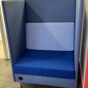 Fauteuil acoustique connecté de marque Dauphin modèle Atelier, parois en tissu bleu, coussin de dossier amovible bleu ciel, coussin d'assise amovible bleu roi, 4 pieds chromés. Bloc prises en façade basse (à gauche ou à droite) comprenant une prise courant, une prise USB et une prise RJ45. 138 x 96 x 80 cm. Localisation : 54 Avenue Philippe Auguste 75011 Paris