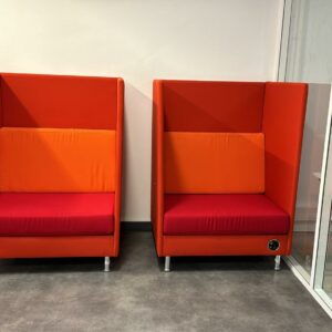 Fauteuil acoustique connecté de marque Dauphin modèle Atelier, parois en tissu rouge orangé, coussin de dossier amovible orange et coussin d'assise rouge, 4 pieds réglables chromés. Bloc prises en façade basse (à gauche ou à droite) comprenant une prise courant, une prise USB et une prise RJ45. 138 x 96 x 80 cm. 2 unités, vendues à l'unité avec possibilité de réunion. Localisation : 54 Avenue Philippe Auguste 75011 Paris