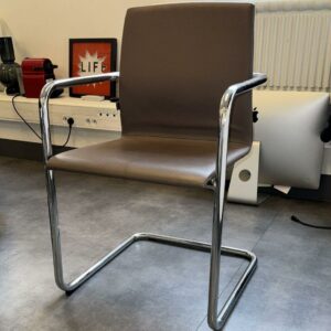 Fauteuil visiteur de marque Inclass, dossier et assise en cuir gris anthracite reposant sur un piétement en porte à faux en acier chromé. 85 x 53 x 56 cm. Localisation : 54 Avenue Philippe Auguste 75011 Paris