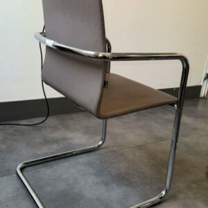 Fauteuil visiteur de marque Inclass, dossier et assise en cuir gris anthracite reposant sur un piétement en porte à faux en acier chromé. 85 x 53 x 56 cm. Localisation : 54 Avenue Philippe Auguste 75011 Paris – Image 2