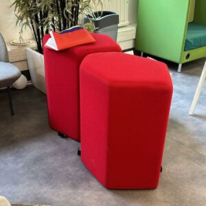 Pouf Bazalto de marque Mdd design Andreas Krob. Structure en panneaux de particules recouverts de tissu rouge, sur six patins réglables en hauteur  74 x 66 x 52 cm. 2 unités, vendues à l'unité avec possibilité de réunion. Localisation : 54 Avenue Philippe Auguste 75011 Paris