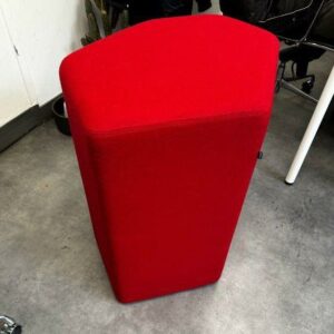 Pouf Bazalto de marque Mdd design Andreas Krob. Structure en panneaux de particules recouverts de tissu rouge, sur six patins réglables en hauteur  74 x 66 x 52 cm. 2 unités, vendues à l'unité avec possibilité de réunion. Localisation : 54 Avenue Philippe Auguste 75011 Paris – Image 2