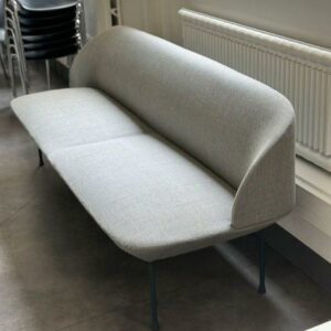 Canapé 3 places modèle Oslo de marque Muuto, design signé Anderssen & Voll, pieds en aluminium.  Revêtement en tissu gris. 78 x 200 x 73 cm. Localisation : 54 Avenue Philippe Auguste 75011 Paris
