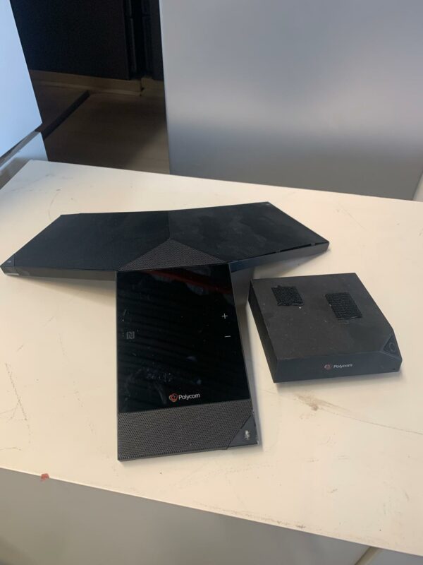 Système de visio-conférence de marque Polycom modèle Real Presence Trio comprenant 1 araignée Polycom Real Presence Trio 8800 et  1 Boitier accéssoire Visual+, 30 unités. vendu à l'unité avec faculté de réunion. Localisation : 10 rue du Ballon 93160 Noisy le Grand