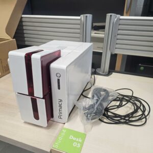 Imprimante à badges et cartes de marque Evolis modèle Expert type PM1H0000RS vendue complète avec son alimentation. 41 unités. Vendu à l'unité avec faculté de réunion. Localisation : 10 rue du ballon 93160 Noisy-le-Grand