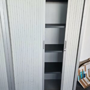 Armoire haute à porte rideaux coulissantes, couleur grise et top en bois couleur bois miel. Dimensions: 180 x 120 X 45 cm. Quantités disponibles: 750 unités. Localisation : 8 av. de Lunca - 78180 Montigny-le-Bretonneux. – Image 2
