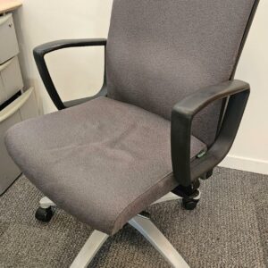 Fauteuil de bureau de marque Dauphin modèle Cosmos en tissu gris anthracite sur pietement gris clair à roulettes. Quantités disponibles: 320 unités. Localisation : 8 av. de Lunca - 78180 Montigny-le-Bretonneux.