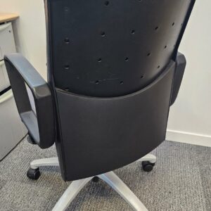 Fauteuil de bureau de marque Dauphin modèle Cosmos en tissu gris anthracite sur pietement gris clair à roulettes. Quantités disponibles: 320 unités. Localisation : 8 av. de Lunca - 78180 Montigny-le-Bretonneux. – Image 2