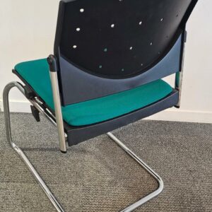Chaise empilable visiteur de marque Dauphin modèle Eddy piètement luge empilable et chromé, assise en tissu vert, dossier en plastique noir. Quantités disponibles: 450 unités. Localisation : 8 av. de Lunca - 78180 Montigny-le-Bretonneux. – Image 2