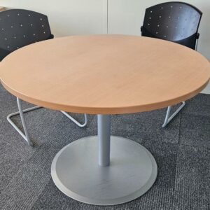 Table de réunion ronde piètement central métallique diamètre 100 ou 110 cm. Quantités disponibles: 65 unités. Localisation : 8 av. de Lunca - 78180 Montigny-le-Bretonneux.