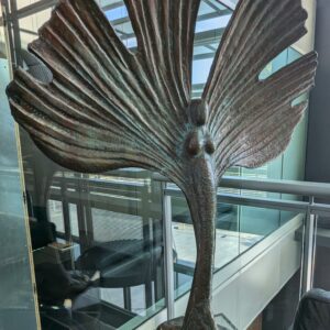 Bernard Jobin (né en 1945). Sculpture monumentale en bronze patiné représentant une silhouette de femme dans une feuille de gingko. Signé sur la base. Env. 185 x 164 x 63 cm. Localisation : 1er – Image 2