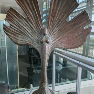 Bernard Jobin (né en 1945). Sculpture monumentale en bronze patiné représentant une silhouette de femme dans une feuille de gingko. Signé sur la base. Env. 185 x 164 x 63 cm. Localisation : 1er
