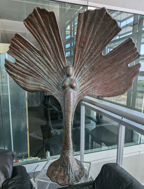 Bernard Jobin (né en 1945). Sculpture monumentale en bronze patiné représentant une silhouette de femme dans une feuille de gingko. Signé sur la base. Env. 185 x 164 x 63 cm. Localisation : 1er