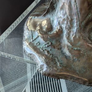 Bernard Jobin (né en 1945). Sculpture monumentale en bronze patiné représentant une silhouette de femme dans une feuille de gingko. Signé sur la base. Env. 185 x 164 x 63 cm. Localisation : 1er – Image 3