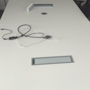 Table de réunion en 2 parties, plateau en bois stratifié blanc avec trappes techniques reposant sur 6 pieds en acier laqué blanc. 73 x 320 x 160 cm. Localisation : 8 av. de Lunca - 78180 Montigny-le-Bretonneux. (5 F02-2) – Image 2