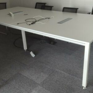 Table de réunion en 2 parties, plateau en bois stratifié blanc avec trappes techniques reposant sur 6 pieds en acier laqué blanc. 73 x 320 x 160 cm. Localisation : 8 av. de Lunca - 78180 Montigny-le-Bretonneux. (5 F02-2)