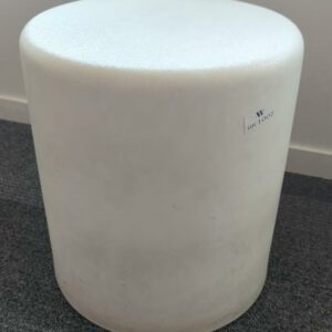 Tabouret ou pouf design Dondoli & Pocci modèle Wow édition Pedrali en polyéthylène blanc. 45 x 40 cm. 3 unités. Vendu à l'unité avec faculté de réunion. Localisation : 8 av. de Lunca - 78180 Montigny-le-Bretonneux. (4ème)