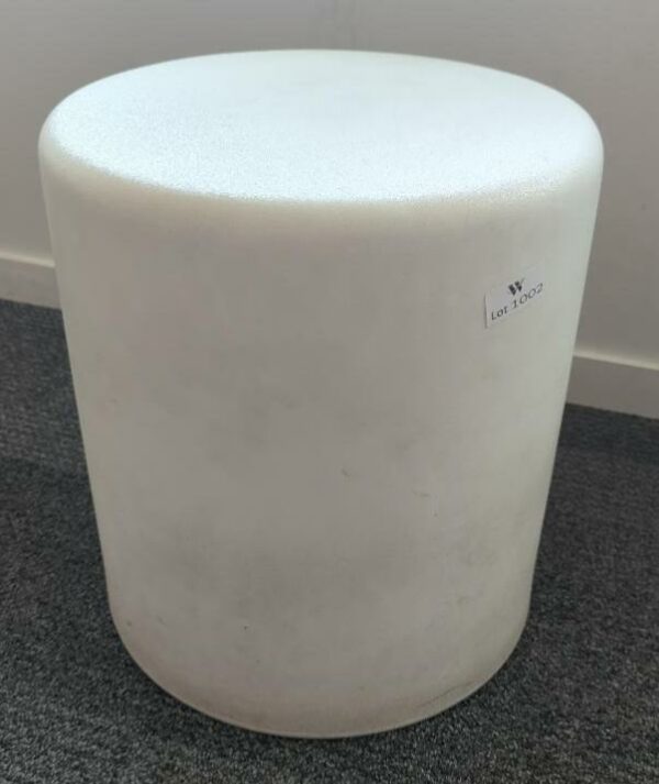 Tabouret ou pouf design Dondoli & Pocci modèle Wow édition Pedrali en polyéthylène blanc. 45 x 40 cm. 3 unités. Vendu à l'unité avec faculté de réunion. Localisation : 8 av. de Lunca - 78180 Montigny-le-Bretonneux. (4ème)